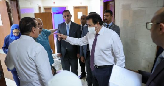 وزير الصحة يوجه بفتح تحقيق حول نقص المستلزمات بالعيادات الخارجية بمستشفى حلوان