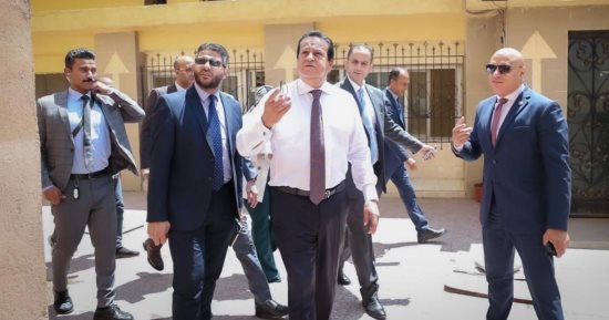 وزير الصحة يتفقد مستشفى دار السلام ويوجه بإعادة توزيع الفرق الطبية 
