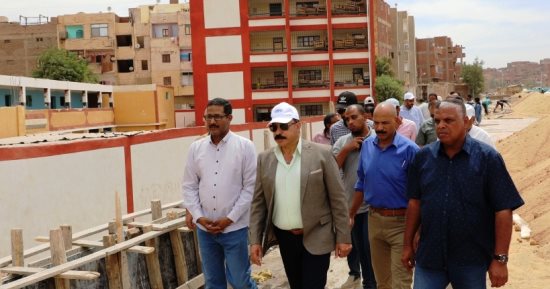 محافظ أسوان يتفقد تنفيذ مشروعات شرق المدينة