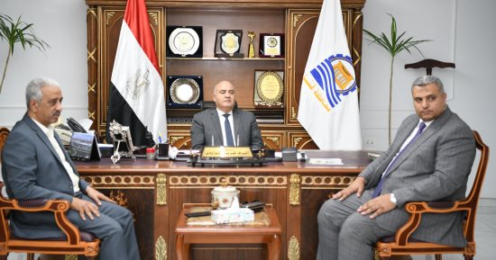 محافظ قنا يبحث وضع دراسة مرورية علمية لتحقيق سيولة مرورية بشوارع المحافظة