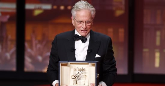 مهرجان كان السينمائي يمنح مايكل دوجلاس السعفة الذهبية الفخرية.. صور
