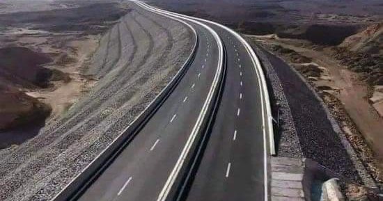 إنجاز غير مسبوق لدعم منظومة التنمية المستدامة فى الصحراء الغربية.. تنفيذ أطول شبكة طرق فى مصر بطول 3800 كيلو بتكلفة 29 مليار جنيه.. محافظ الوادى الجديد: أنشأنا 3 محاور وربطنا المحافظة بكل ربوع الوطن .. صور
