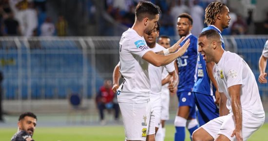 الاتحاد يتفوق على الهلال 2 - 1 فى شوط أول مثير بكلاسيكو الدوري السعودي