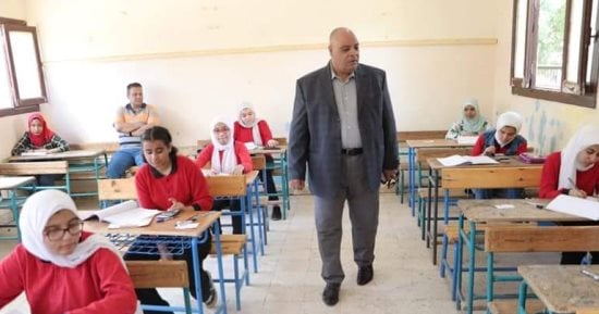 وكيل وزارة التعليم بالوادى الجديد يتفقد لجان الشهادة الإعدادية فى الخارجة