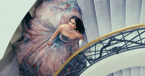 منى زكى تستعرض إطلالتها فى افتتاح الدورة الـ76 بمهرجان كان