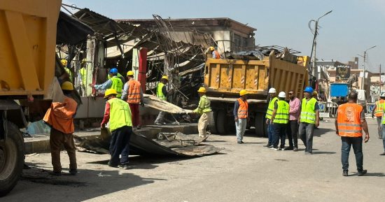 رفع آثار حريق معرض الملابس ببنى سويف تمهيدا لإعادة البناء.. صور