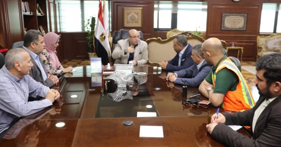 محافظ بنى سويف يجتمع بجهاز التعمير وشركة المقاولون لتنفيذ إنشاء المعرض المحترق 