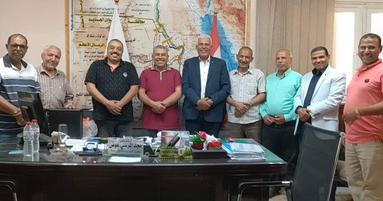 نقيب الزراعيين يستعرض خطط التنمية بالوادى الجديد ويقرر زيادة مخصصات المعاشات