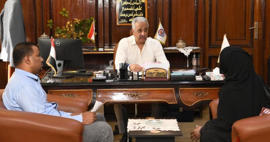 محافظ قنا يستقبل 88 مواطنا بمكتبه لبحث مطالبهم وحل المشكلات