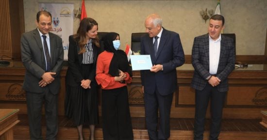 محافظ الجيزة يسلم منحا مالية لــ50 فتاة من المقبلات على الزواج