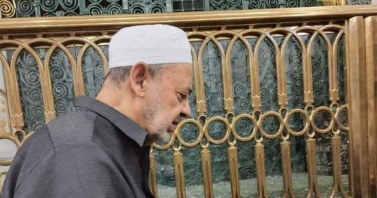 صورة جديدة لشيخ الأزهر الشريف أثناء جلوسه بالروضة الشريفة بالمسجد النبوى