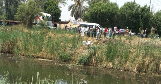 شهامة أهالى البعيرات تنقذ شابين من الموت بعد سقوط سيارتهما فى ترعة غرب الأقصر.. صور
