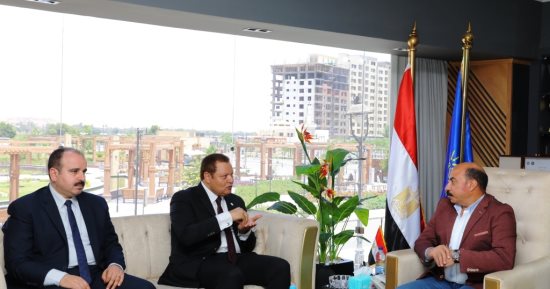 رئيس هيئة الاعتماد والرقابة الصحية يزور أسوان استعداداً لتطبيق "التأمين الشامل"