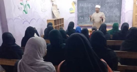 "القومى للمرأة" بأسوان يواصل جلسات الدوار لتوصيل رسائل مشروع تنمية الأسرة