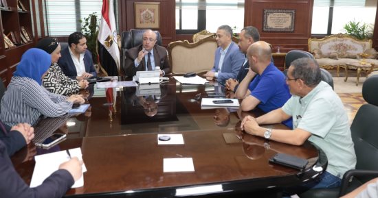 محافظ بنى سويف يعقد اجتماعا مع مسئولى تنفيذ أعمال إعادة إنشاء المعرض المحترق 