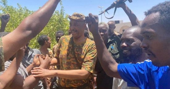 الفريق عبد الفتاح البرهان يتفقد قوات الجيش السودانى فى القيادة العامة.. صور