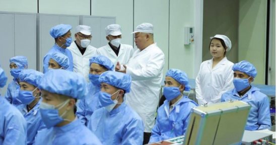 زعيم كوريا الشمالية يفحص استعدادات إطلاق أول قمر صناعى عسكرى للاستطلاع بصحبة ابنته