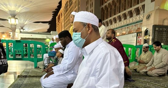 شيخ الأزهر يصلي العشاء في ساحة المسجد النبوي الشريف.. صور