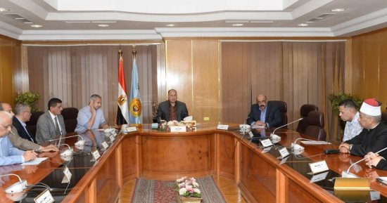 محافظ أسيوط يناقش جهود مواجهة الزيادة السكانية بالمحافظة 