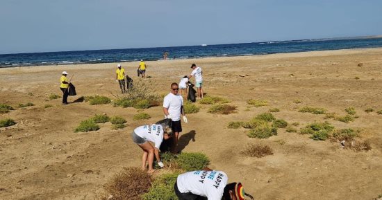 السياح والعاملون فى النشاط البحرى يشاركون فى حملة لتنظيف شواطئ جنوب البحر الأحمر