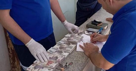 أمانة مسعفين.. سلما 100 ألف جنيه ومتعلقات ثمينة لأهالى ضحايا حادث بصحراوى البحيرة.. احتفاء مواقع التواصل بأبناء البحيرة الشرفاء.. والمسعفان: لا شكر على واجب.. ودورنا الحفاظ على أرواح المواطنين.. صور