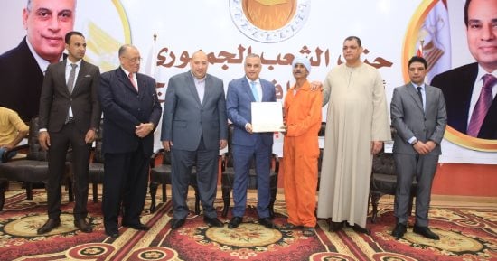 محافظ سوهاج يكرم 62 من عمال النظافة والخدمات المعاونة.. صور