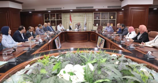 محافظ بنى سويف يبحث مع وفد "الصحة" إجراءات بدء مشروع المجمع الاستشفائى البيئى
