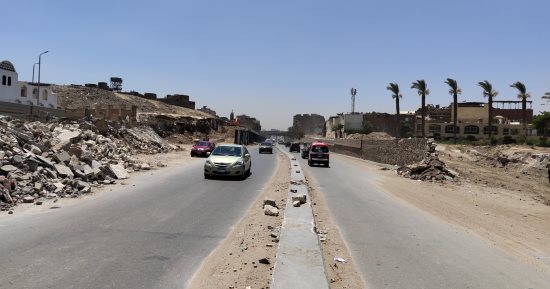محافظة القاهرة توسع شارع الفسطاط لإنشاء محور حر يخدم الحركة المرورية للقادم من الكورنيش.. إزالة كوبرى العاشر وتوحيد اتجاه الشارع وإنشاء سور بديل لقرية الفواخير.. وهيئة النظافة تنقل النخيل بمعدات حديثة.. صور