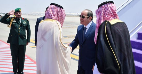الرئيس السيسى يصل جدة ويلقى كلمة مهمة غدًا أمام القمة العربية.. متحدث الرئاسة: الكلمة تسلط الضوء على أزمات المنطقة ووحدة الصف العربى.. وضرورة تقديم مساعدات تنموية للسودان وتحقيق الأمن والاستقرار في الوطن العربي