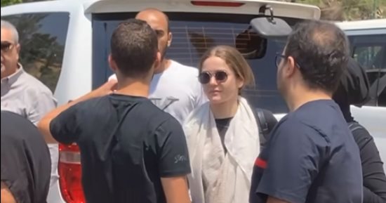 نور إيهاب تودع جثمان جدتها بالدموع.. وريهام عبد الغفور تواسيها