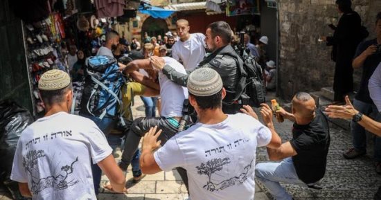 مستوطنون إسرائيليون يعتدون على فلسطينيين فى البلدة القديمة بالقدس