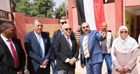 وزير التعليم فى جولة مكوكية بأسوان.. رضا حجازى يفتتح مدرستين ويضع حجر أساس لمجمع تعليمى.. يتفقد امتحانات الشهادة الإعدادية والنقل الثانوى.. يغرس شجرة لزيادة المساحات الخضراء بالمدارس..ويجتمع بالقيادات التعليمية