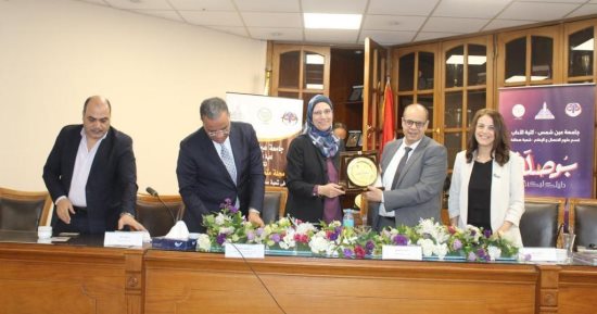آداب عين شمس تكرم الكاتب الصحفى أكرم القصاص بختام مناقشة مشروعات التخرج