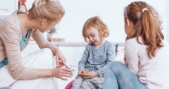خليه واثق من نفسه.. نصائح للتعامل مع طفلك الخجول ومساعدته