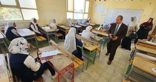 وكيل تعليم الأقصر يتابع انطلاق امتحانات الشهادة الإعدادية بمدارس بالمحافظة