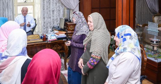 تزامنا مع اليوم الدولى للمرأة.. رئيس ميناء دمياط يهنئ العاملات بالهيئة