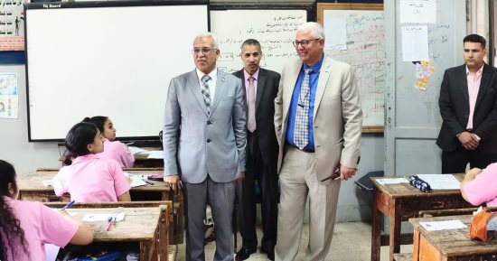 مدير "تعليم القاهرة" يتابع لجان امتحانات الشهادة الإعدادية.. صور