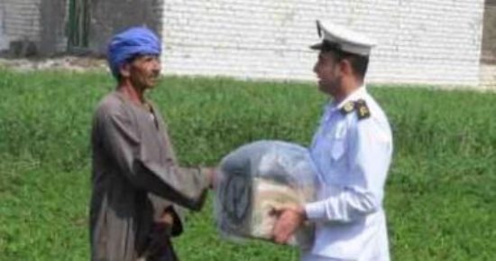 تحت رعاية الرئيس السيسي.. الداخلية تقدم مساعدات للمواطنين بمبادرة "معك في كل مكان".. الشرطة توزع أغذية وتعالج المرضى بالمجان وتزور ذوي الهمم والسيدات المعيلات.. والتوسع في تقديم خدمات جماهيرية حديثة ومتطورة