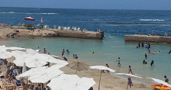 أجواء ربيعية معتدلة وإقبال كبير على شواطئ الإسكندرية.. "السياحة والمصايف" ترفع الراية الخضراء على الشواطئ الشرقية.. وتحذيرات من ارتفاع الأمواج.. وتؤكد: لدينا 64 شاطئا لاستقبال المصطافين.. صور