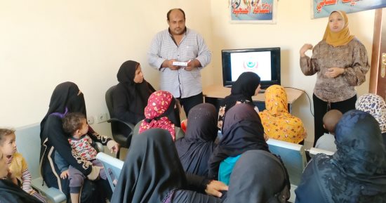 تقديم الخدمات الطبية لـ 1808 حالات خلال قافلة طبية بقرية الأمل في المنيا