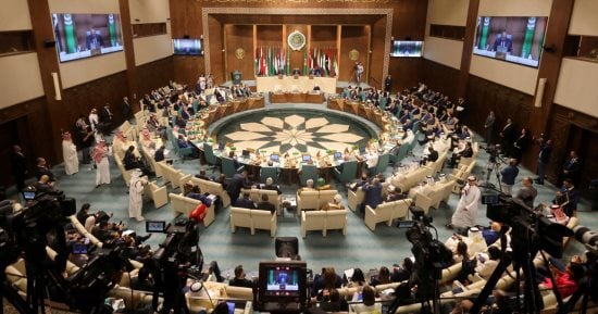وزير الإعلام البحرينى: قرارات القمة العربية تصب في صالح العمل العربى المشترك