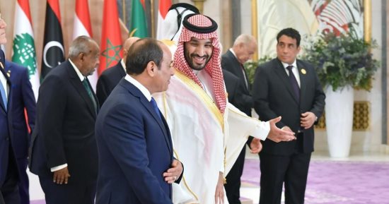 الرئيس السيسي وولى العهد السعودى يبحثان فى جدة سبل تعزيز العلاقات الثنائية واستدامة الشراكة بين البلدين.. الرئيس يؤكد اعتزاز مصر بالروابط التاريخية.. و"بن سلمان" يؤكد تطلع الرياض لمواصلة دفع العلاقات الثنائية
