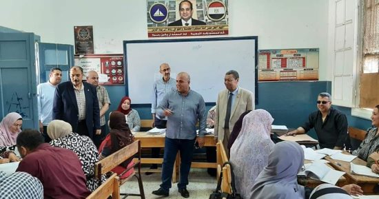 وكيل "تعليم دمياط" يوجه بمراعاة الدقة وعدم الاستعجال خلال تصحيح الامتحانات