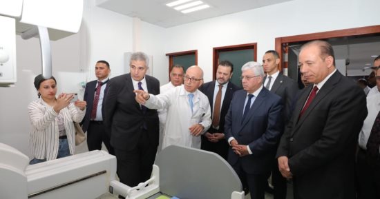 وزير التعليم العالي يفتتح ويتفقد عدة مشروعات طبية بجامعة المنصورة