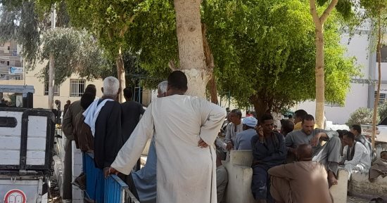 أهالي الترامسة في انتظار تسلم جثث 4 أشخاص بعد انهيار منزلهم بقنا.. صور