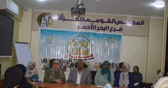 سكرتير مساعد البحر الأحمر يشهد فعاليات الجلسة الثانية لمبادرة طرق الأبواب بالغردقة 