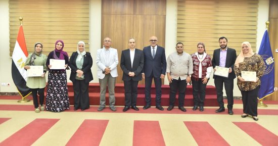 رئيس هيئة الدواء يكرم العاملين المتميزين بالهيئة