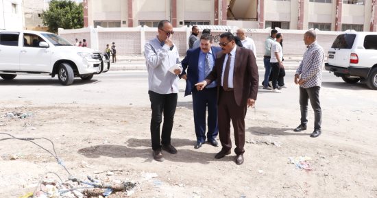 محافظ مطروح يتفقد مشروع الصرف الصحي وبحث شكاوى المواطنين 