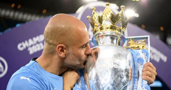 مانشستر سيتي يستعد لمراسم التتويج بالدوري الإنجليزي عقب مباراة تشيلسي