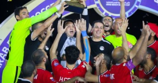 منتخب مصر للكرة الشاطئية يرفع كأس العرب ويتسلم الميداليات.. صور